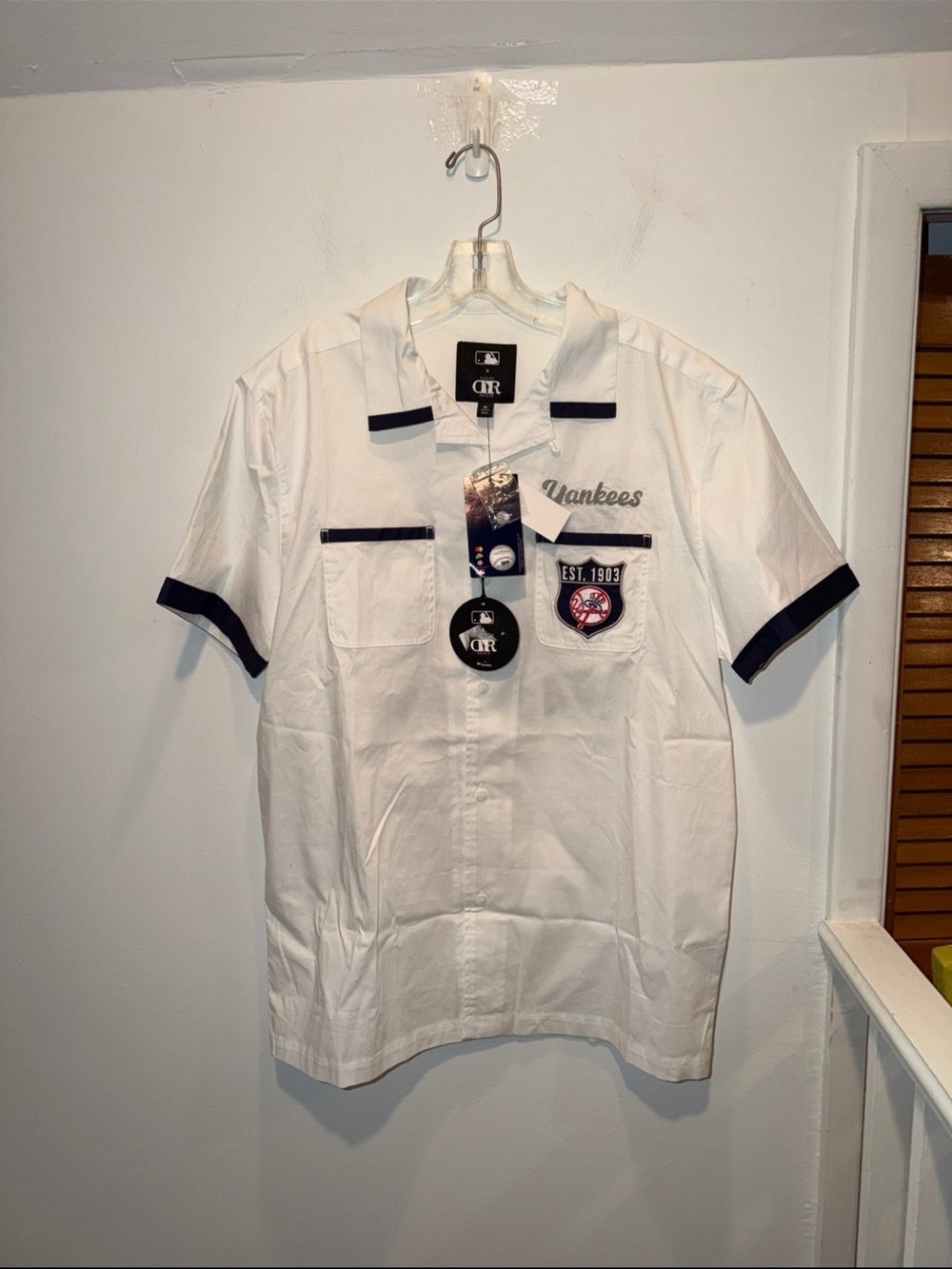 New York Yankees Darius Rucker White Bowling Button Up Shirt. Mens Medium (NWTS)